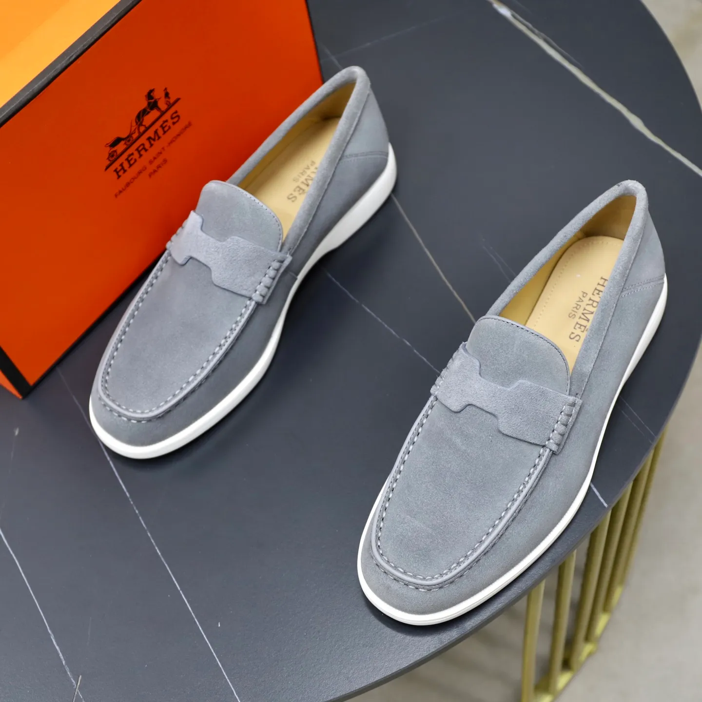 Ex-factory price: 540💰Hermès/Hermès slip-on men's shoes. This shoe is made of imported cow suede leather, with simple and smooth lines, and a 3CM rubber foam ultra-light sole combined with aerodynamic design! Youthful and fashionable, H button decoration, contrasting leather embellishment on the heel, calf lining to gently wrap your feet, with embossed logo cowhide feet, leather rock strips, casual and urban style, highlighting youthful vitality, sports and leisure version, super versatile Size number: 38-39-40-41-42-43-44 Standard leather shoe size (45 can be customized but does not support returns)